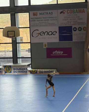 Une gymnaste sur un tapis.